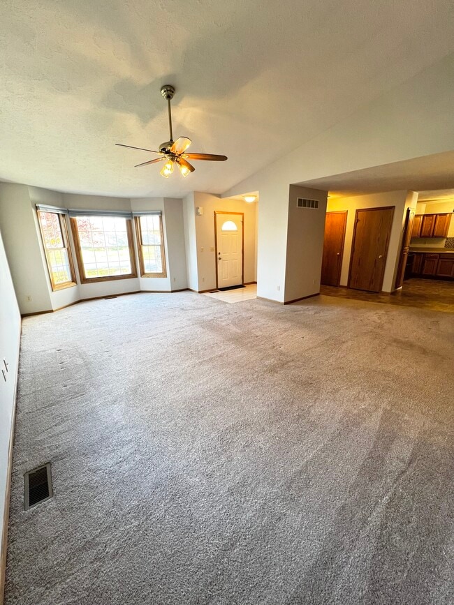 Building Photo - 1129 Golf Ct