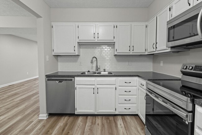 Foto del edificio - Broad Ripple townhome with garage, updated kitchen, and walkable convenience!