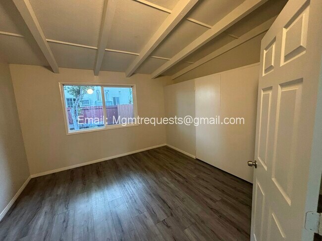 Building Photo - 1180 W Valencia Dr