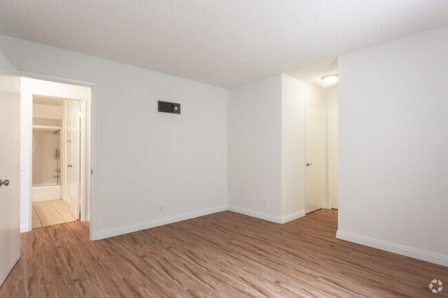 2BR,2BA- 1,020SF - Bedroom - The Alexio