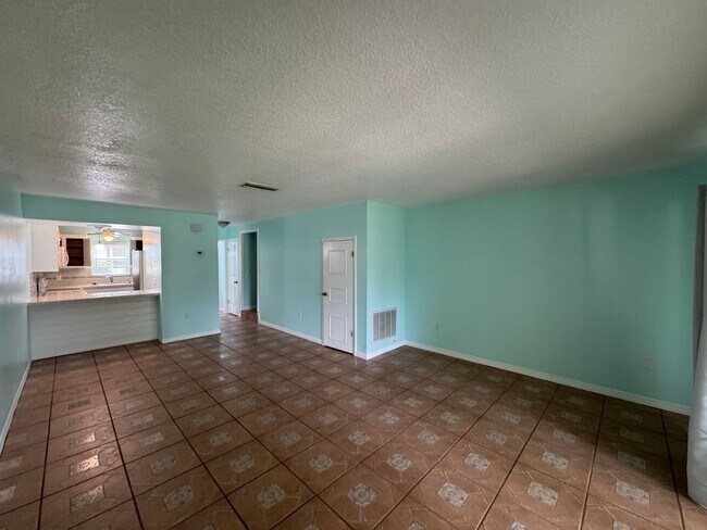 Building Photo - Enjoy the Best of Florida Living with a Pr...