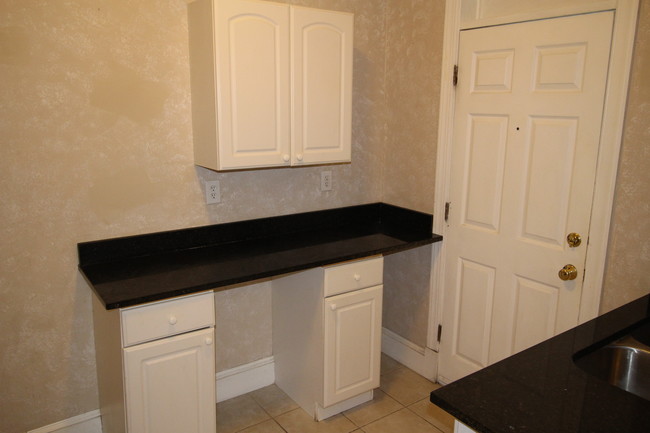 Kitchen - 2667 Forbes St