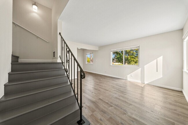 Foto del edificio - Coastal Comfort in Pleasure Point – Modern...