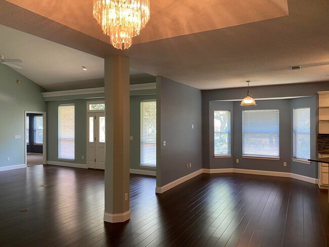 Building Photo - 2020 Plantation Oaks Dr