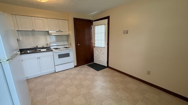 Building Photo - 2900 Thackeray Ave NW