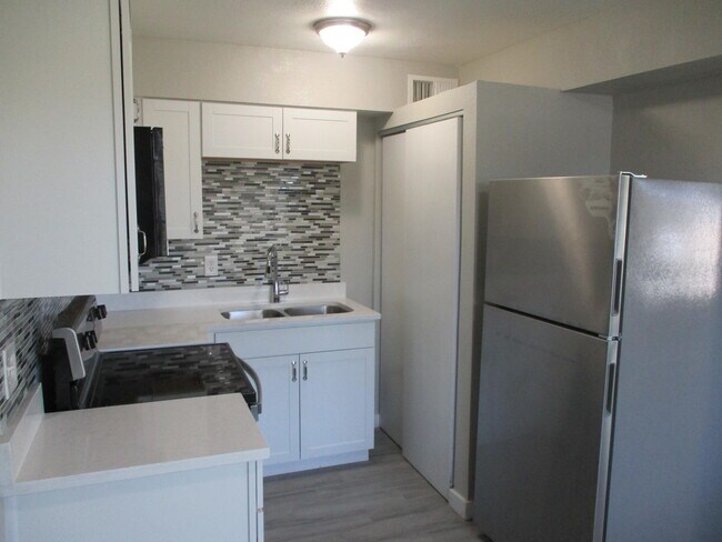 Building Photo - 3219 E Earll Dr