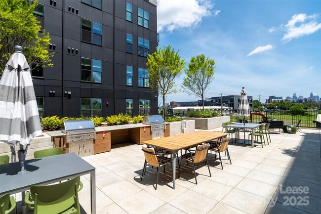 Building Photo - 3305 South Blvd