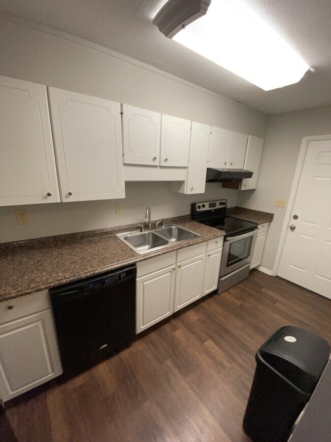 Foto del edificio - 5608 Spring Garden Ln