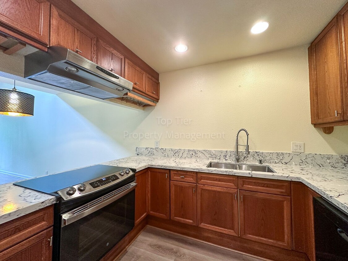 Primary Photo - Beautiful 2 bedroom 2 bathroom top unit co...
