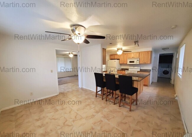 Foto del edificio - 3 Bedroom, 2 Bath & Main floor laundry- 6t...