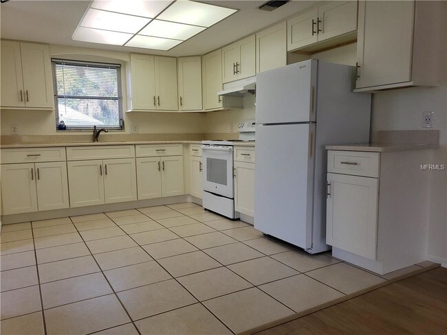 Building Photo - 233 S Harbor Dr