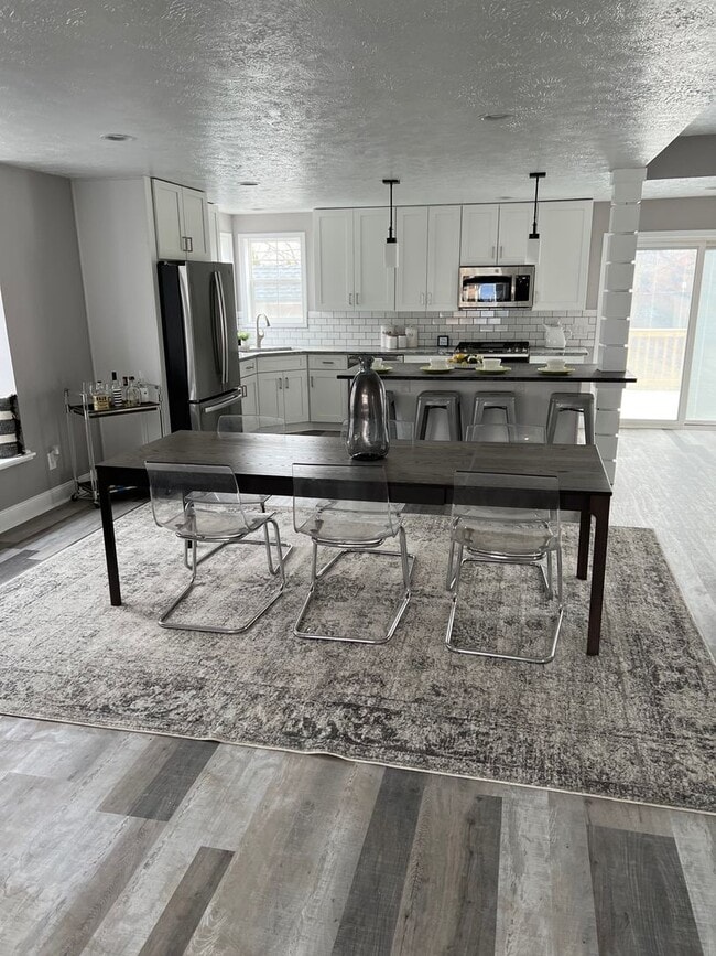 Building Photo - Gorgeous 4 bed, 2.5 bath stunner in Lakewood!
