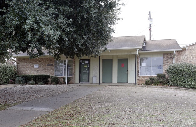 Building Photo - Oaks at Fairview