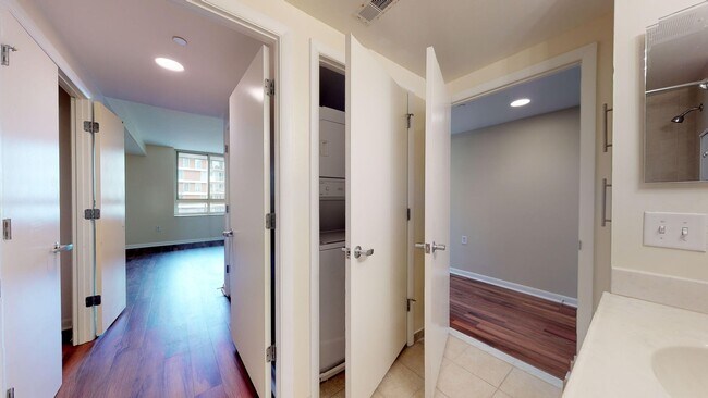 Foto del edificio - Spacious 1,000 Square Foot Two Bedroom Condo in HOT Southwest Market- Parking Included, Washer/Dr...