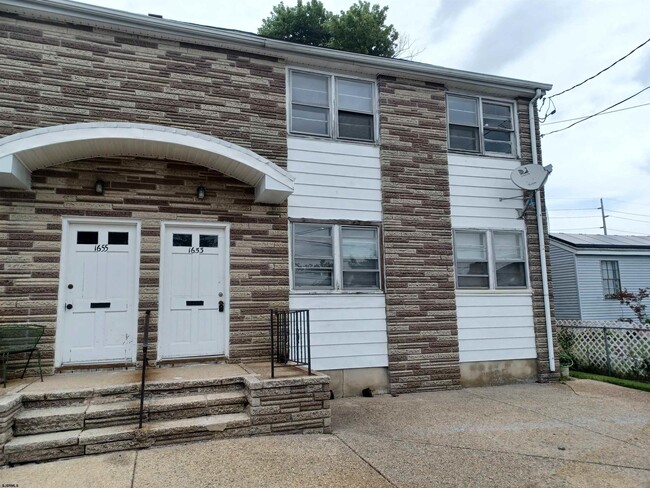 Building Photo - 1653 Beach Ave