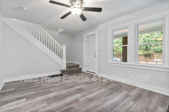 Foto del edificio - 2242 Manor Ave