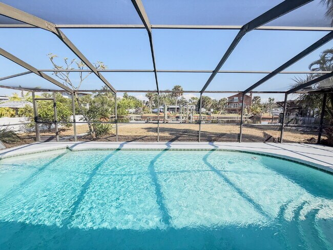 Foto del edificio - WATERFRONT POOL HOME ON A CANAL THAT LEADS STRAIGHT INTO TAMPA BAY