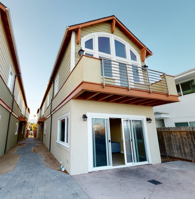 Building Photo - 6631 Del Playa Dr