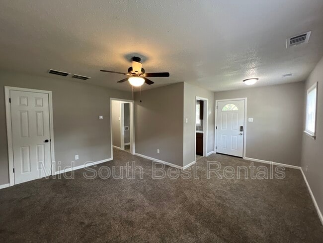 Building Photo - 1462 Robin Hood Ln