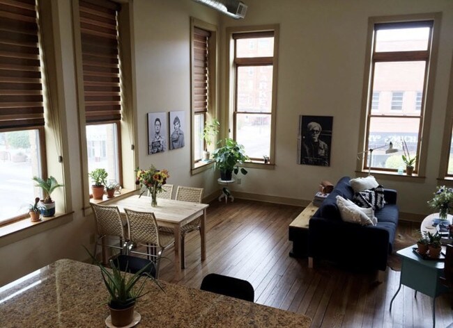 Living/dining space - 136 N Hastings Ave