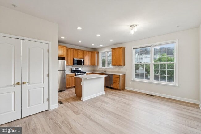 Building Photo - 909 Crestfield Dr