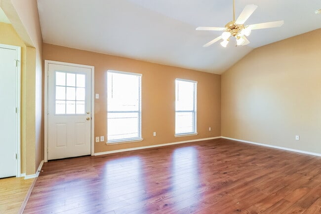 Foto del edificio - 1101 Darren Dr