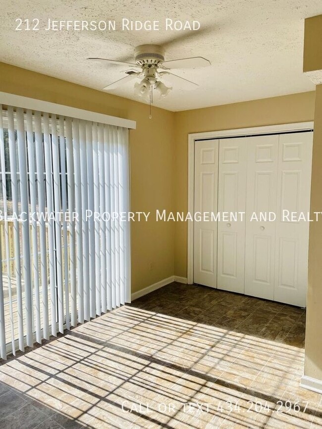 Foto del edificio - 212 Jefferson Ridge Rd