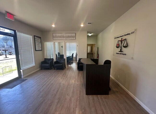 Foto del edificio - Remodeled office space!