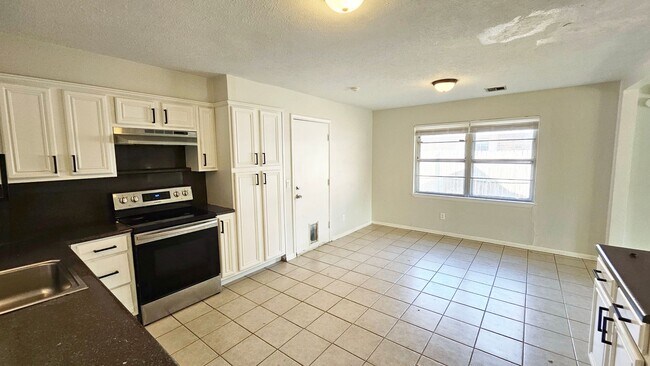 Foto del edificio - 3 Bedroom-Updated-Large Fenced Backyard