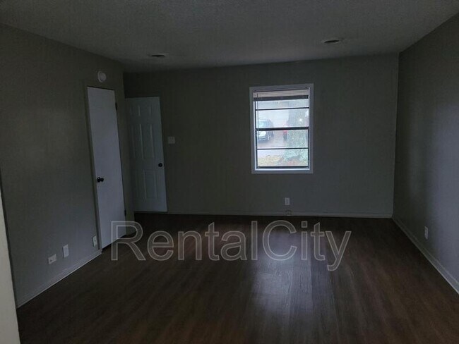 Foto del edificio - 110-130 McCullough Ave