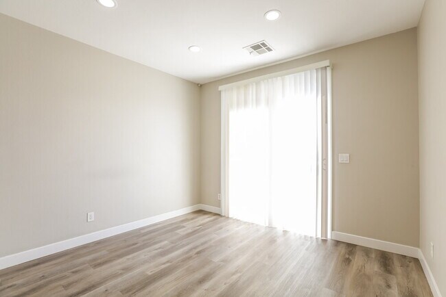 Foto del edificio - 4477 Oberlander Ave