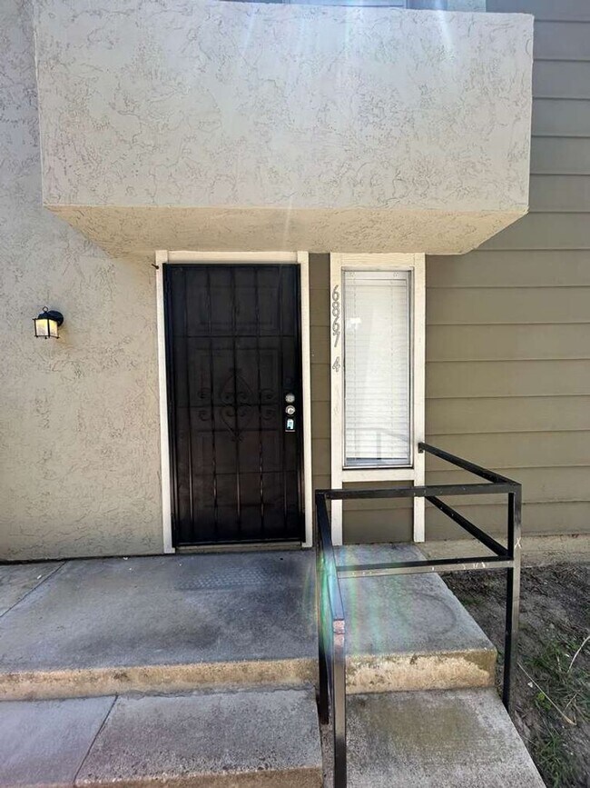 Foto del edificio - Spacious Renovated 3 bedroom/2 bath townhome in Paradise Hills! Move in Ready! $3,195
