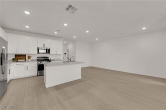 Building Photo - 334 Laurel Peak Dr