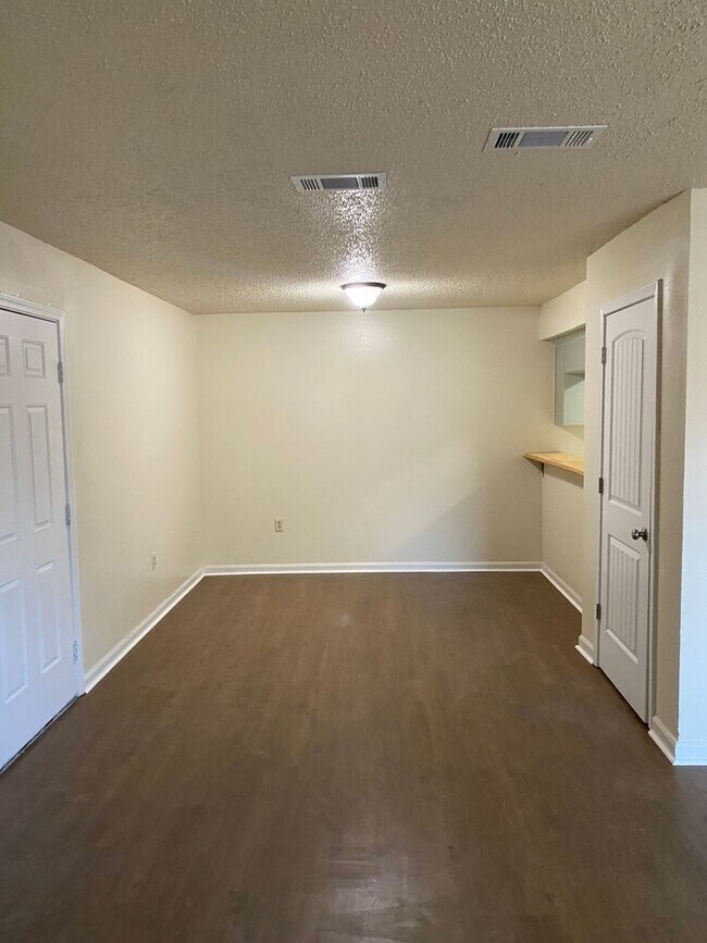 Building Photo - 1346 Jade Ave