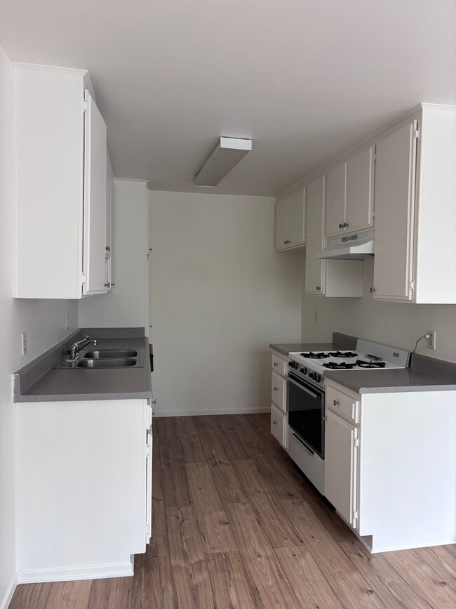 lots cabinet space - 9950 Zelzah Ave