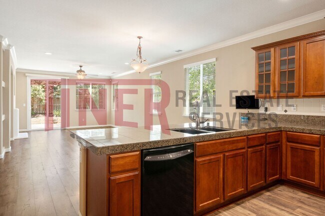 Building Photo - Sunridge Park Village - Beautiful 3 Bedroo...