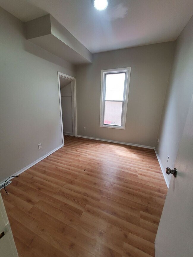 Foto del edificio - 1108-1110 61st St. (Duplex)