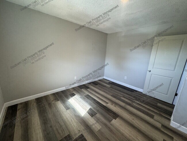 Building Photo - 118 Harrys Dr