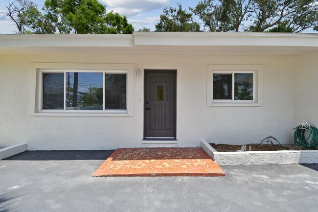 Building Photo - 695 Sunset Dr