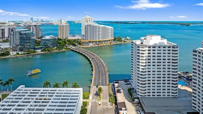 Foto del edificio - 801 Brickell Bay Dr