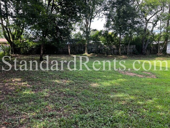 Building Photo - Ranch with Large Yard!