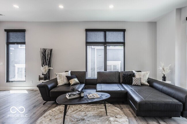 Foto del edificio - Beautiful townhome located off 16th and College. Pets allowed for an additional $1,000 non refund...