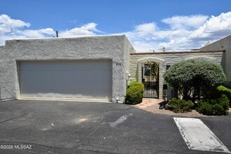 Building Photo - 814 N Crescent Ln