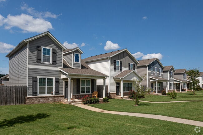 There are newer townhomes at the southern edge of the Pleasant Crossing neighborhood.