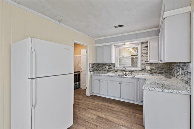 Building Photo - 1201 Shoreham Dr