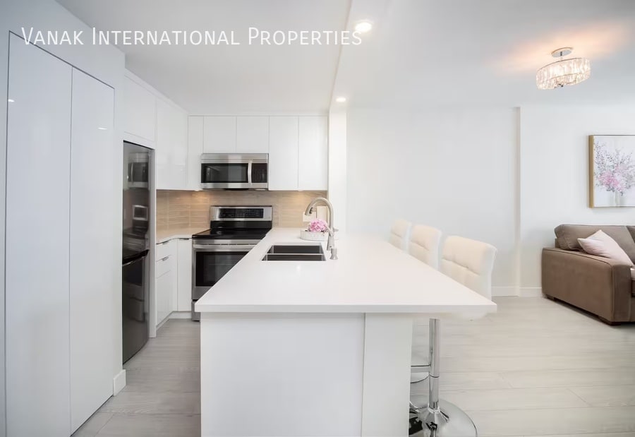 Primary Photo - Modern 1BR Furnished Condo in Coal Harbour