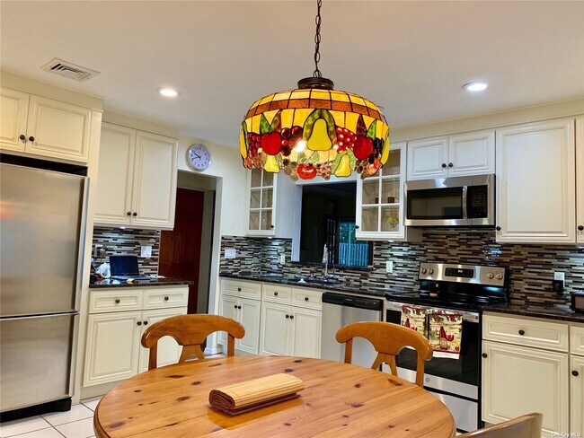 Foto del edificio - 982 Gerry Ave