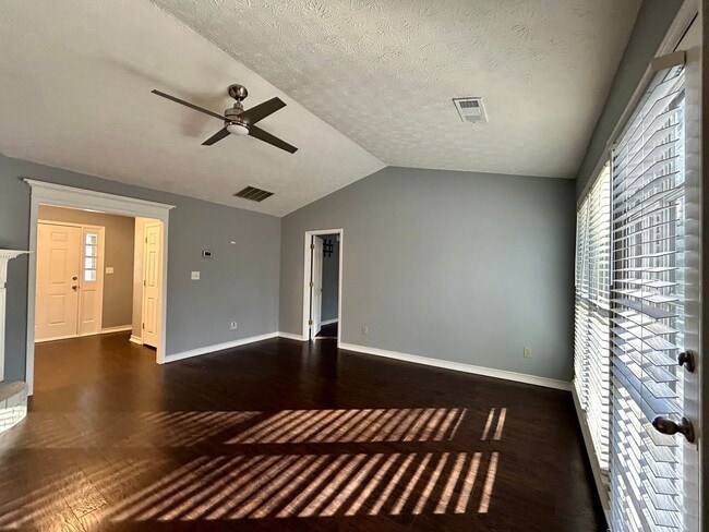 Foto del edificio - 114 Treillage Ln - AVAILABLE NOW!!  Lovely...