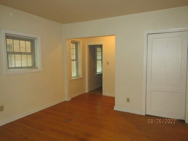 Building Photo - Available September 2026 Large Remodeled 1 Bedroom Apartment with Free Heat!