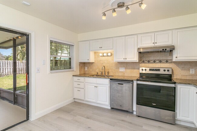 Foto del edificio - 446 Timberlake Dr